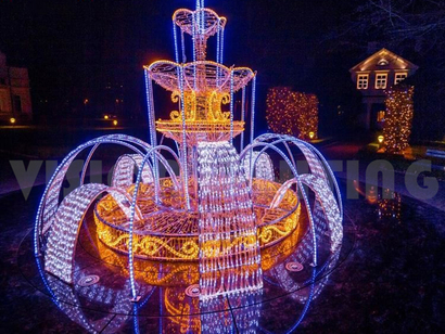 Beleuchteter Brunnen im Garten