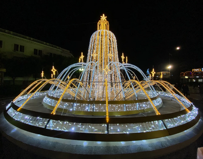 Beleuchteter Brunnen im Garten