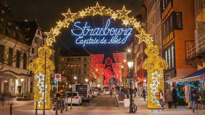 Der Bogen voller kindlichem Charme steht auf der anderen Straßenseite