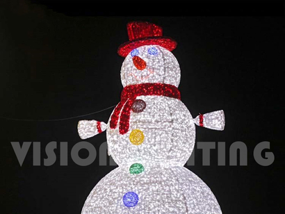 Der riesige Schneemann steht auf der Straße