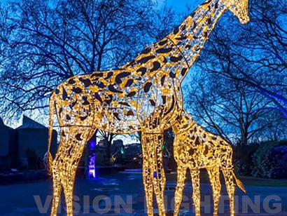 Beleuchtete Giraffe im Vergnügungspark